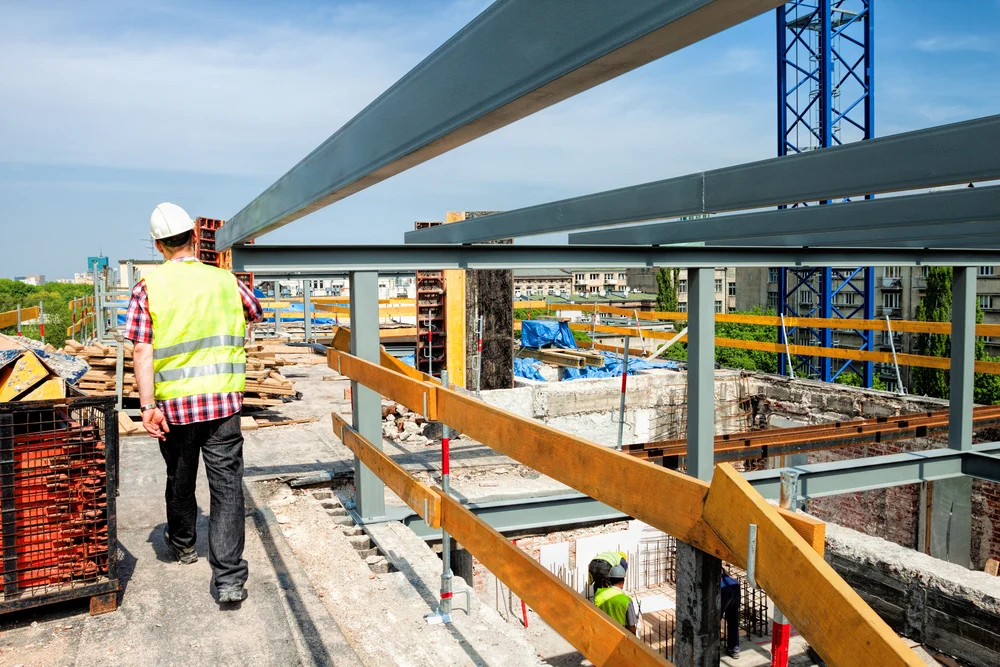 How should construction faults be handled on the job site?